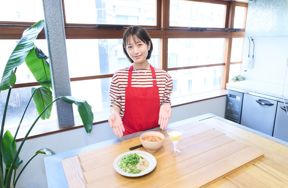 livedoornews's tweet photo. 【簡単】そうめんを"スパイス"で楽しむ「夏のすっきりおうちごはん」
https://t.co/qFrEqiY5EC

料理家の長谷川あかりさんが提案。そうめんにスパイスを取り入れると、ぐっと味わいが広がるそう。「クミントマトのにゅうめん」は包丁も不要。「花椒と明太子の和え麺」は夏バテ中にもぴったり。 https://t.co/s2OYGDQkNt