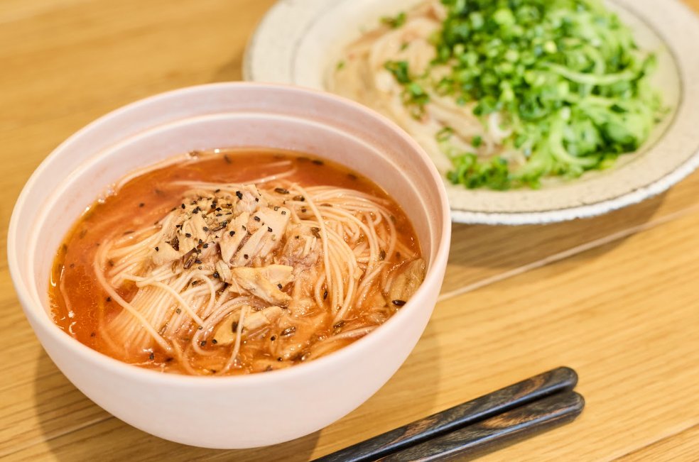 livedoornews's tweet photo. 【簡単】そうめんを"スパイス"で楽しむ「夏のすっきりおうちごはん」
https://t.co/qFrEqiY5EC

料理家の長谷川あかりさんが提案。そうめんにスパイスを取り入れると、ぐっと味わいが広がるそう。「クミントマトのにゅうめん」は包丁も不要。「花椒と明太子の和え麺」は夏バテ中にもぴったり。 https://t.co/s2OYGDQkNt