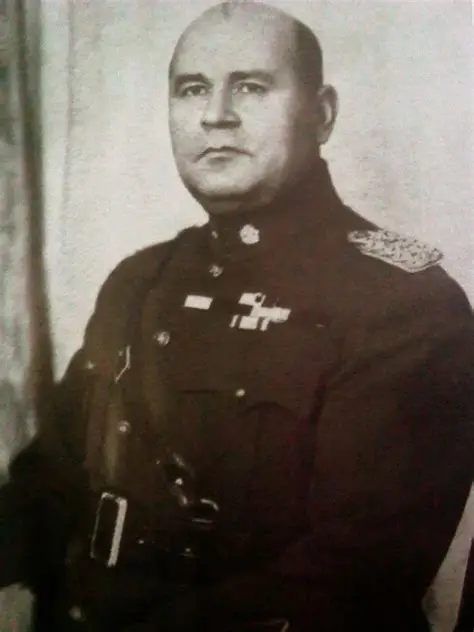 rebelwisdom0's tweet photo. «Como dato intere­sante vale anotar que a mediados de junio de 1943, el Sr. Henry Le­man, gerente de la “Standard” en Venezuela, emitió opiniones críticas sobre el Presidente Medina, añadiendo “Nosotros tenemos poder sufi­ciente para tumbar a Medina”. Al conocerse el comentario en los pre­dios oficiales fue expulsado del país y antes de irse a los EEUU, el Sr. Leman comentó a los detectives que lo acompañaban: “Dígale al Gene­ral Medina que ésta me la pagará. Algún día lo veremos exilado en New York”».