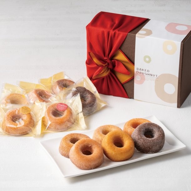 odafujiofficial's tweet photo. おだふじのドーナツ🍩は油で揚げていないから優しい味わいの焼きドーナツです😊
チョコ・シナモン・苺・モカ・キャラメル・バナナと季節ごとの焼きドーナツをご用意しています♪
ばらうり、5個入り、12個入りと3パターンございます。
ご自身用でも贈答用でもどちらでもご利用いただけます！
帰省時のお手土産にもピッタリですね😊👍
オンラインからもご予約、全国発送承っております♪
オンラインショップ→ https://t.co/s3zL2z9Vwq

#ドーナツ #ギフト #帰省土産 #お土産 #東京スイーツ #練馬グルメ #スイーツ #企業公式  #企業公式相互フォロー