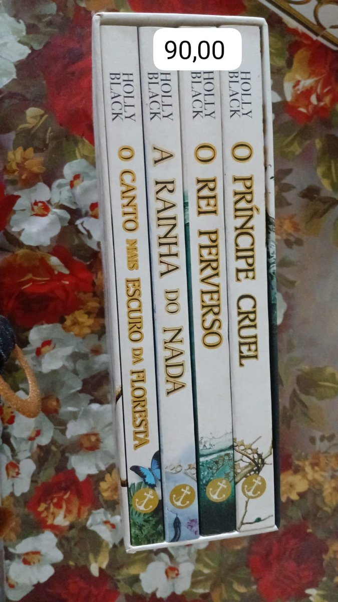 Luua_san's tweet photo. Oi amgs! Eu estou precisando urgente comprar caderno e alguns materiais para faculdade que eu começo segunda e por isso estou vendendo uns livros. Quem puder me ajudar mesmo que dando Rt, eu vou ficar muito grata 

Box— O povo do ar– 90,00( acompanha pôster)
#booktwt https://t.co/DuYeedGOtX