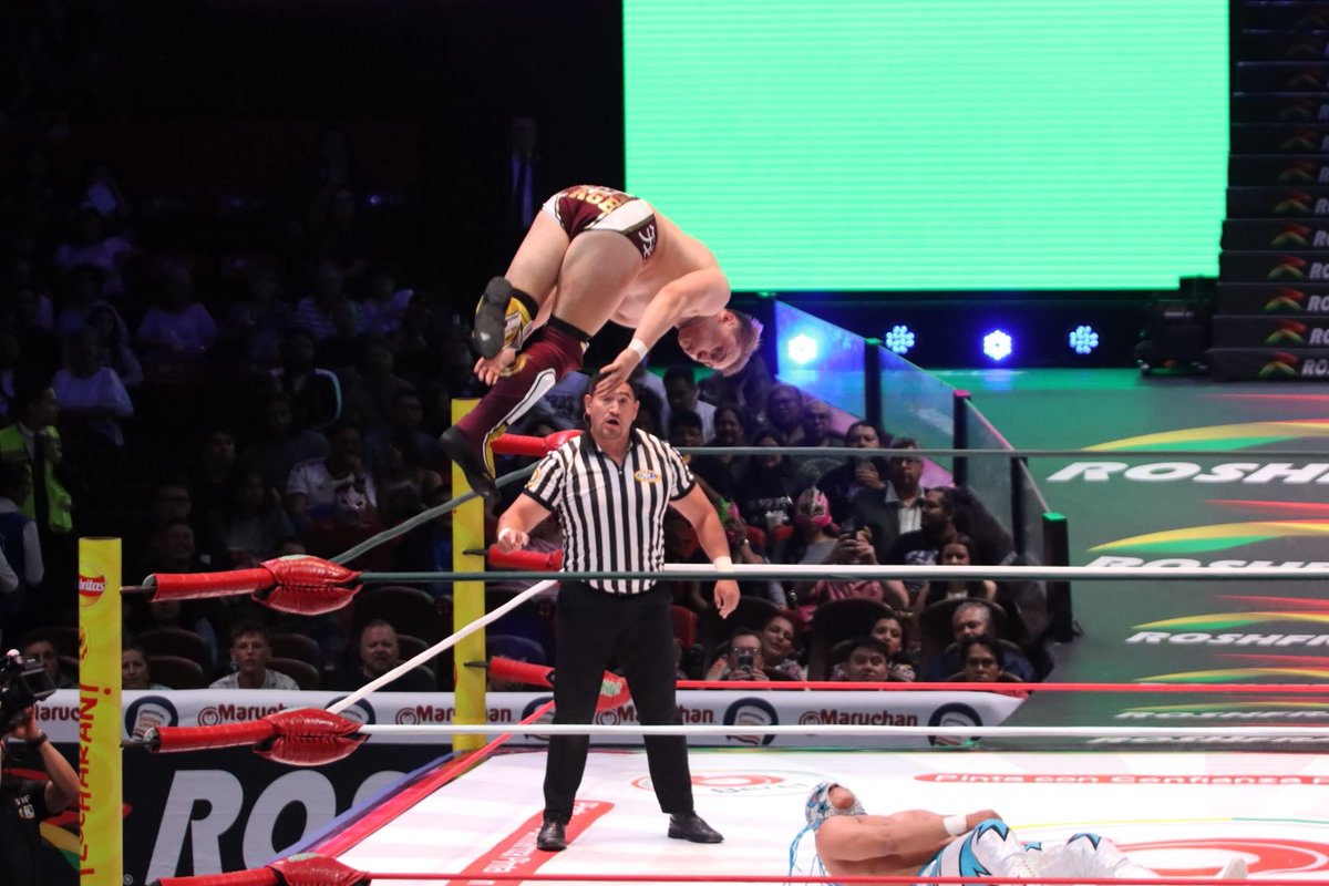 LaTijeraLucha's tweet photo. Arrancan las acciones de la “Semana Internacional del #CMLL”, de manera contundente y llevando a su rival a la cuenta de 3 #LeonCage se lleva el triunfo ante #MaxStar, faltando poco más de un minuto para el tiempo límite del match relámpago🔥
#latijeraluchalibre https://t.co/C8jDU2Lk5x