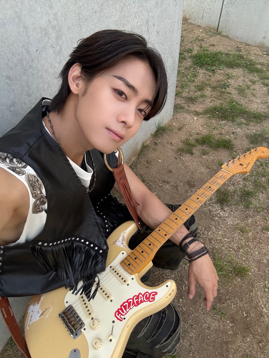 HFU_official's tweet photo. [💌] #Telescope 注目ポイント by #HYUNYUL

望遠鏡をのぞき込んでいるように、景色や視点が変わっていく流れを表現したギターソロにも、ぜひ注目してください！

🎥https://t.co/22ZTyaZQjN
🎧https://t.co/Te2QDei13D

#HiFiUnicorn #HFU #HiFiUniconr_Telescope https://t.co/MFk6XAEv41