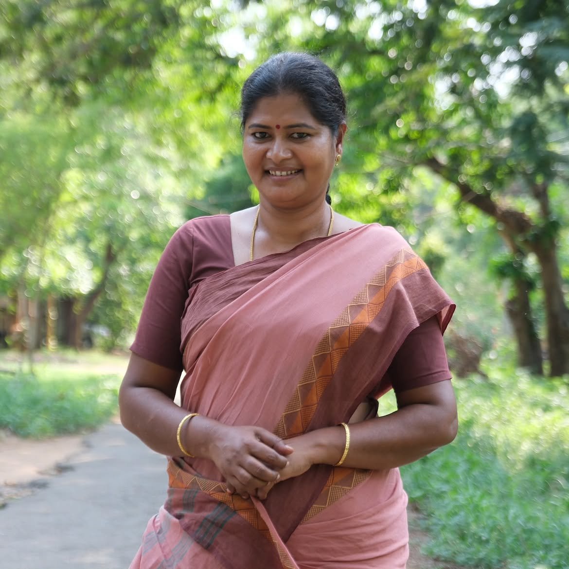 pombala_sugamm's tweet photo. Ahh🥵 nakkalits aúnty múndæ ya yaarukku pudikkum🤤 uff iva pesura slang kku 🥵 selaiya uruvittu kuniya vachu pavaavadaiya thóókittu s00thu ootaila vittu kathara kathara🥵 ahh iva voicela katharànúna epdíí írukkúm🥵 m00tharam oluga oluga kúthànúm🥵💦🤤 nattúkàttà https://t.co/ETKWqqXY7g