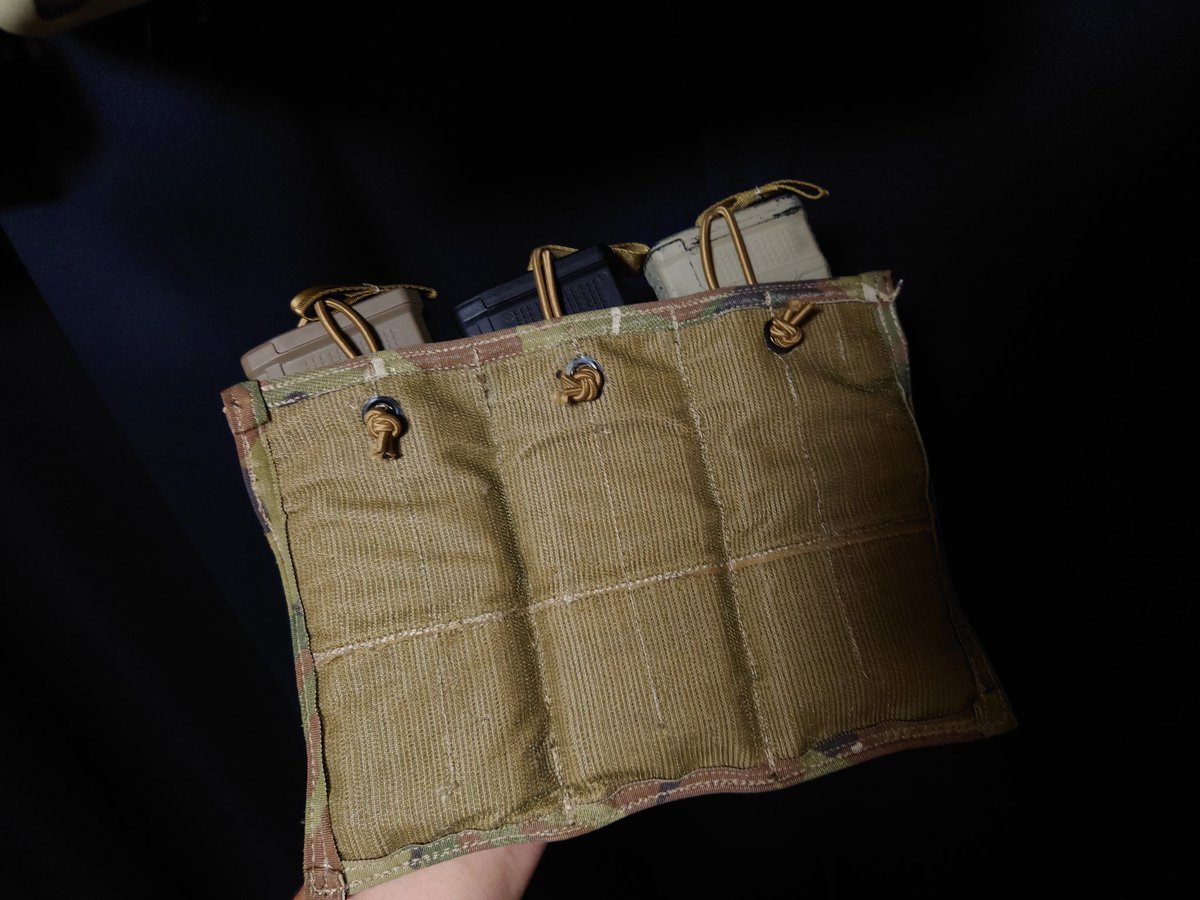 Daves_craft's tweet photo. ご依頼品：マガジンポーチのMOLLEストラップをベルクロパネル化改修

Shekkin Gear製paracleteスタイルカスタムマグポーチを分解、MOLLEストラップを取り除きベルクロパネル化しました。
※完成イメージで私物に組み合わせています

ありがとうございました。
 #daves_craft https://t.co/ro5TENPBnn