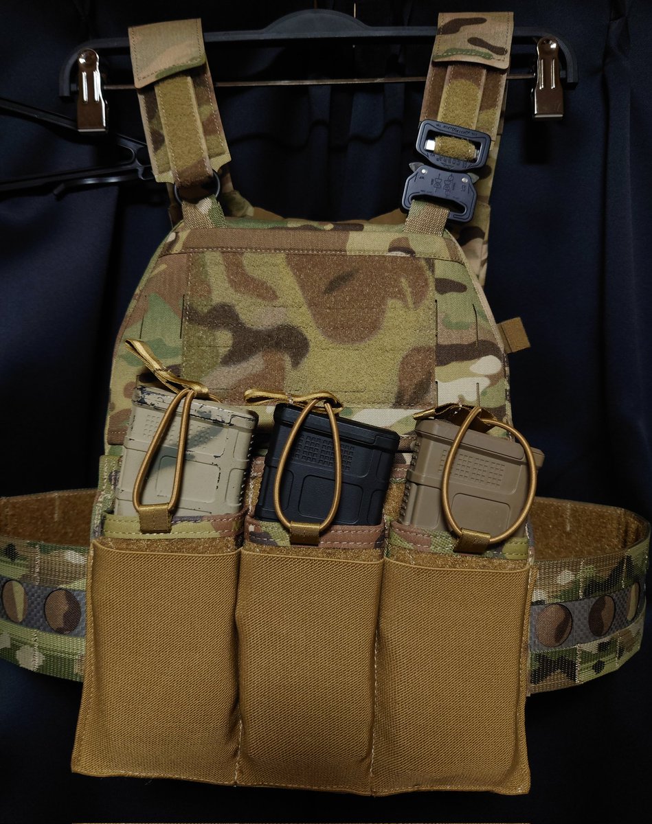 Daves_craft's tweet photo. ご依頼品：マガジンポーチのMOLLEストラップをベルクロパネル化改修

Shekkin Gear製paracleteスタイルカスタムマグポーチを分解、MOLLEストラップを取り除きベルクロパネル化しました。
※完成イメージで私物に組み合わせています

ありがとうございました。
 #daves_craft https://t.co/ro5TENPBnn