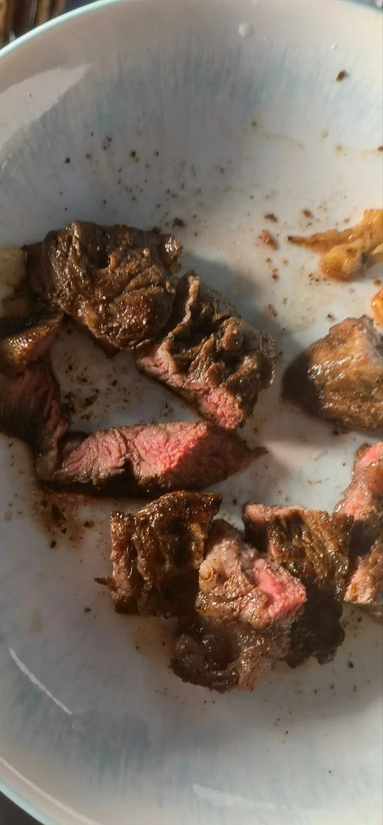 Sajibkumarray1's tweet photo. Cooked a steak myself in a skillet with just regular butter, pepper, and salt—giving it a 7 out of 10. https://t.co/ISpxLyzusZ