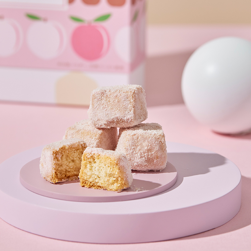yokumoku_jp's tweet photo. ほろりと崩れる、やさしいくちどけ。
「ビスキュイ キャレ 白桃」を販売中🍪

ほんのり漂う白桃の甘い香り🍑
はかなく繊細に仕上げた、夏らしい味わいをお楽しみください♪ https://t.co/ODN1KoZIU3