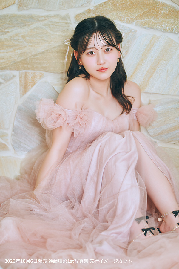 infosquare_tw's tweet photo. 【🎉情報解禁🎉】

『#遠藤璃菜 1st写真集（仮）』

📅2026年10月6日（火）発売！

『イキヅライブ! LOVELIVE! BLUEBIRD』の麻布麻衣役、さらに同役でラブライブ！シリーズのユニット「AiScReam」にも加入している遠藤璃菜さんの1st写真集が10月6日に発売！💗
ナチュラルな部屋着やメガネ姿など、普段の遠藤さんを感じられるカットのほか、ドレスや制服、写真集では王道の白いワンピースなど、等身大の姿からちょっと大人っぽい姿まで多種多様なカットがたっぷり詰まった一冊に💭💫

ﾟ･✻･ﾟ･✻･ﾟﾟ･✻･ﾟ･✻･ﾟﾟ･✻･ﾟ･ﾟﾟ･✻･ﾟ

＜インフォスクエア限定特典＞
【通常版・限定版共通】
🎁インフォスクエア限定カバー（※通常カバーはつきません）
🎁複製サイン＆コメント入りチェキ風カード （全3種）
※通常版・限定版単品購入の場合ランダムで1枚封入。
※3冊セット購入の場合、全3種を1セットにしてお届けいたします。

【限定版】
🎁B2タペストリー
🎁アナザーフォトブック
🎁缶バッジ3個セット

ﾟ･✻･ﾟ･✻･ﾟﾟ･✻･ﾟ･✻･ﾟﾟ･✻･ﾟ･ﾟﾟ･✻･ﾟ

＜💐発売記念イベント💐＞
期間内にインフォスクエアにて『【3冊セット】遠藤璃菜1st写真集（仮）』をご予約（ご入金）いただいたお客様全員を＜2ショットスマホ写真撮影会＞にご招待！

⚠3冊セットは8月8日10時よりご予約受付開始いたします⚠

🎀開催情報🎀
日程：2026年10月12日（月・祝）
場所：都内某所

📅対象期間📅
2026年8月8日（土）10：00～2026年8月30日（日）23：59

🔽イベントの詳細はこちら🔽
https://t.co/Db1C6v3lRS

ﾟ･✻･ﾟ･✻･ﾟﾟ･✻･ﾟ･✻･ﾟﾟ･✻･ﾟ･ﾟﾟ･✻･ﾟ

🛒商品ページはこちら🛒
https://t.co/rcFuVCudU2

#遠藤璃菜1st写真集 #声優グランプリ #声グラ