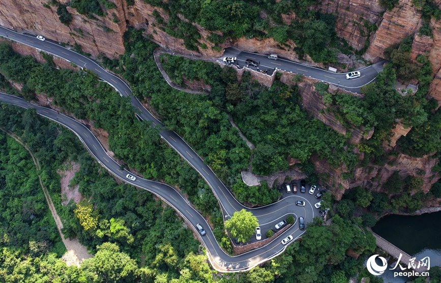 PDChinese's tweet photo. 【河南：南太行 享清涼】炎熱酷暑中，河南省南太行山區成了眾多遊客的首選消暑度假地，各個景區紛紛推出門票優惠、特色活動等多重遊覽福利，讓遊客飽覽大美風光，暢遊清涼太行。 https://t.co/z0Eq2SpVJY