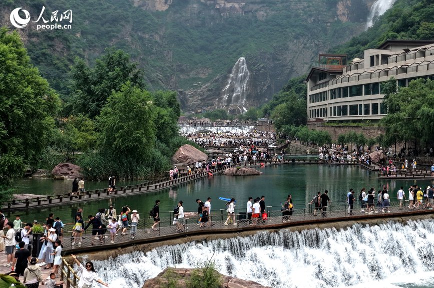PDChinese's tweet photo. 【河南：南太行 享清涼】炎熱酷暑中，河南省南太行山區成了眾多遊客的首選消暑度假地，各個景區紛紛推出門票優惠、特色活動等多重遊覽福利，讓遊客飽覽大美風光，暢遊清涼太行。 https://t.co/z0Eq2SpVJY