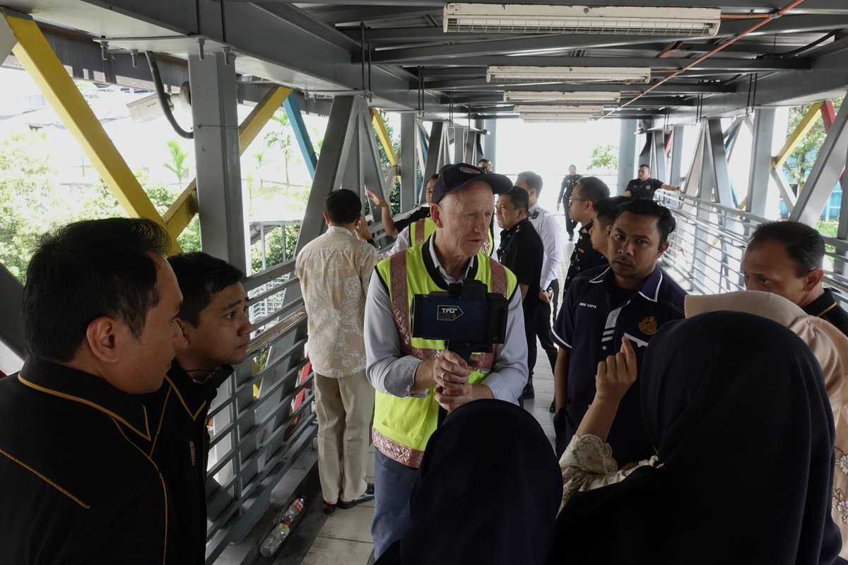 grspartnership's tweet photo. Speeding is the leading factor in road trauma. Laws alone don't change behaviour, enforcement does. This week @grspartnership &amp; @BloombergDotOrg (BIGRS) trained PDRM and JPJ officers on speed enforcement and crash investigation. Thank you to all for your commitment to safer roads https://t.co/z7NGmJcYiW