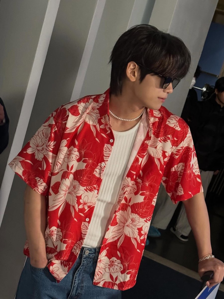 switchblaade_'s tweet photo. he looks so good with the sunglasses i think i might actually be losing it https://t.co/axL4L4ayNV
