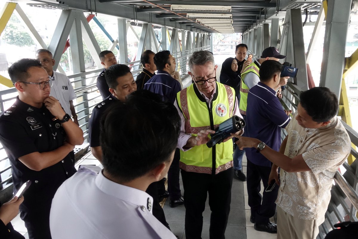 grspartnership's tweet photo. Speeding is the leading factor in road trauma. Laws alone don't change behaviour, enforcement does. This week @grspartnership &amp; @BloombergDotOrg (BIGRS) trained PDRM and JPJ officers on speed enforcement and crash investigation. Thank you to all for your commitment to safer roads https://t.co/z7NGmJcYiW