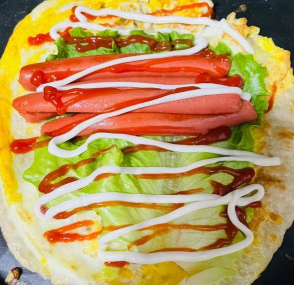 boli0723231's tweet photo. 深夜碳水治愈时刻！刚煎好的手抓饼刷上独家辣酱，加满脆生菜和煎蛋，咬一口香到跺脚～谁懂啊 https://t.co/PoSzqGGRJU