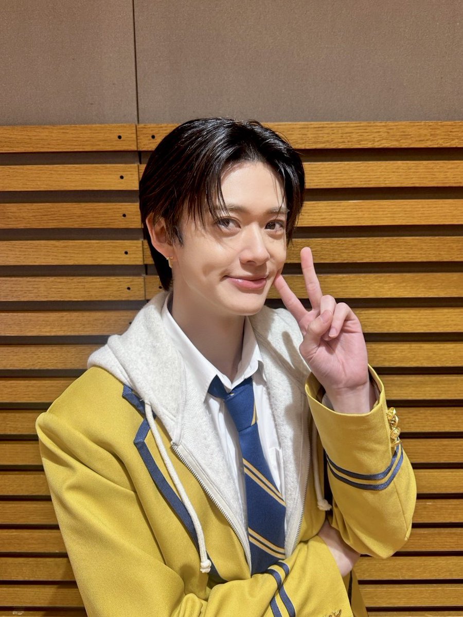 buddiis's tweet photo. ＼ありがとうございました！／

📺日本テレビ系「DayDay.」

#BUDDiiS(黄色い制服)からは

#FUMINORI(1枚目)
〜奇跡でありみんなの太陽〜
#FUMIYA(2枚目)
〜グループの末っ子パワフルダンサー〜
#SHOOT(3枚目)
〜キラキラ笑顔のやんちゃボーイ〜

が出演しました🕺✨

#EBiDAN パワーで今日も1日明るく過ごしましょう！🦐ソイヤ‼️

#DayDay
#DayDayとEBiDANでYes東京