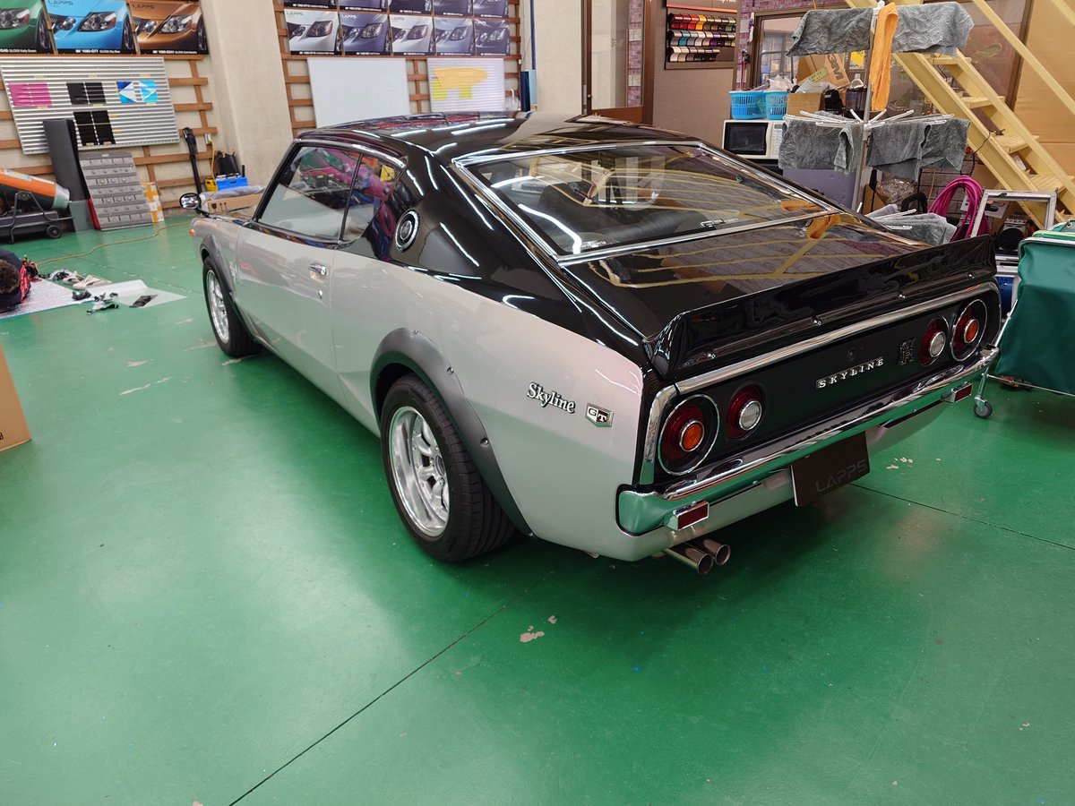 kyamaga's tweet photo. ケンメリGT-Rフルラッピング、完成。

50年経っても、時代を超えるシルエット。
生産台数はわずか197台という「幻のGT-R」。

選ばれたフィルムは、世界で販売されているカーラッピングフィルムの中でも最高峰の3M プロテクション・ラップ・フィルム。普及品タイプの3M2080の実に4倍の価格帯。普通のお客様では選ばれない、10年耐久・自己修復性を備えた逸品だ。

サイドには GP231 Gloss Flip Winter Rose
ルーフには PWF-G12 Gloss Black

これがLAPPS流。

#YMG1 #カーラッピング #ケンメリ #スカイラインGTR #3M #LAPPS #墨田区

LINEで気軽に聞いてね
LINE公式アカウント　https://t.co/DkdYMPT3mF
応募サイト　https://t.co/LiNsPOs5ue

写真は2枚とも仕上がりが分かりやすいので、リア斜め(画像1)をメイン、フロント斜め(画像2)を2枚目の順で投稿するのがおすすめです。フリップカラーの色変化が伝わりやすい構図になっています。