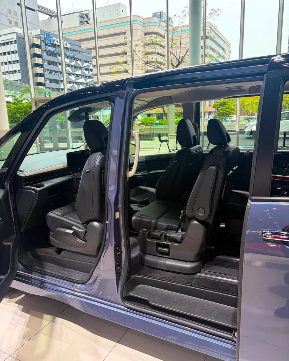 NissanJP's tweet photo. 【知ってましたか？🚗】​
日産車の中で「2列目が1列目の運転席に最も近づけられる」のは、  #日産セレナ！​
そして多くのグレードの中でも、最も近づけられるのが、#e4ORCE グレードなんです！​
​
泣きだしそうな赤ちゃんの涙を、信号待ちにサッと手を伸ばして拭いてあげられたり、声をかけたり、あやしたり、すぐ隣にいるような絶妙な距離感。
自分の涙も笑顔もすぐそばで親が受け止めてくれるとわかる距離は、赤ちゃんに安心感をもたらします。
それは同時に、親にもこの上ない幸せな空間。​
家族のための日産セレナ。​
​
2列目シートを中央方向に横スライドし、1列目の方へ前スライドで寄せます。​この時、助手席をなるべく前に動かしておくと、写真のようにとっても近くなるんです！
​
家族に嬉しいセレナの選び方はツリーへ👇