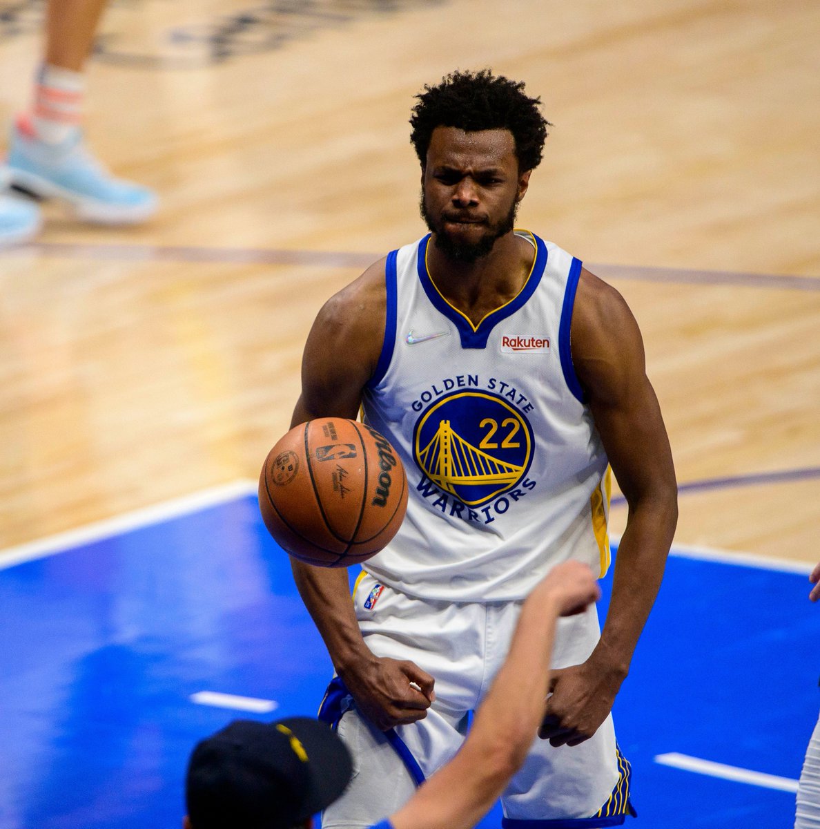 WarriorsLatam_'s tweet photo. Este es un tweet recordatorio de que Andrew Wiggins jugó más de 300 partidos en Golden State, fue All-Star TITULAR cuando lo trataban de fracasado, se transformó en la segunda espada de Steph por 3 temporadas, nos dejó jugadas iconicas en la historia de la franquicia, elevó al límite su nivel defensivo y ganó el anillo más épico de Warriors siendo ESTELAR.

Desde lo personal, resignó detalles económicos en su renovación de contrato, dilató el parto de su esposa para jugar un partido de TEMPORADA REGALAR, y jugó un año yendo y viniendo desde Canadá ante una crisis personal y familiar. Cuando se fue traspasado, se enteró en un vestuario a 30 minutos de jugar un partido, y no se quejó ni una vez.

¿Es ídolo de Warriors?
