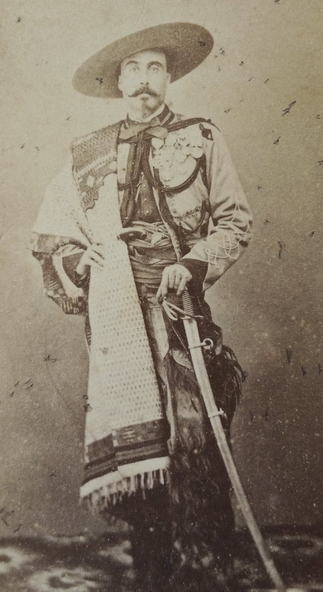 Cuauhtemoc_1521's tweet photo. ¿Sabías que un oficial del ejército francés llegó a retratarse vestido como un charro mexicano durante la Segunda Intervención Francesa?

Hacia 1864, el fotógrafo Claude-Joseph Portier realizó una de las imágenes más singulares de la intervención francesa en México. En ella aparece un oficial del 2.º Regimiento de Cazadores de África portando un traje de charro: sombrero de ala ancha, sarape y chaparreras. El sable, la chaqueta azul, la faja y las condecoraciones militares revelan su pertenencia al ejército francés.

Los Cazadores de África fueron una unidad de caballería ligera creada por Francia en 1831, durante la conquista de Argelia. Integrados principalmente por soldados franceses y colonos europeos establecidos en el norte de África, se distinguieron por su movilidad y eficacia en campañas militares. Como parte del cuerpo expedicionario enviado por Napoleón III, escuadrones del 2.º Regimiento arribaron a México entre 1862 y 1863, participando en acciones como San Pablo del Monte, el sitio y la toma de Puebla, así como en diversas operaciones militares en Oaxaca y otras regiones del país.

La imagen refleja el contacto entre dos tradiciones militares y culturales en uno de los episodios más complejos del siglo XIX mexicano. Más de 160 años después, la fotografía continúa siendo un valioso documento histórico que recuerda que la Segunda Intervención Francesa no solo dejó batallas y enfrentamientos, sino también escenas que muestran la interacción entre los soldados extranjeros y las costumbres del México de aquella época.
Comparto los retoques con IA
Fotografía compartida originalmente por @a_jineta