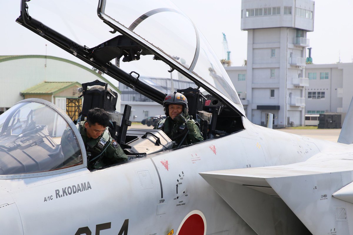 ModJapan_jp's tweet photo. 7月27日、宮﨑防衛副大臣は、宮崎県の航空自衛隊新田原基地を訪れ、F-15戦闘機の搭乗視察を行うとともに、F- 35B戦闘機の視察や隊員との懇談を行いました。

搭乗視察を通じて、数Gという強烈な負担がかかるパイロットの過酷な環境や、垂直に近い角度で急上昇できるF-15 戦闘機の優れた運動性能を確認しました。