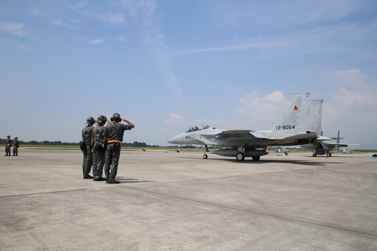 ModJapan_jp's tweet photo. 7月27日、宮﨑防衛副大臣は、宮崎県の航空自衛隊新田原基地を訪れ、F-15戦闘機の搭乗視察を行うとともに、F- 35B戦闘機の視察や隊員との懇談を行いました。

搭乗視察を通じて、数Gという強烈な負担がかかるパイロットの過酷な環境や、垂直に近い角度で急上昇できるF-15 戦闘機の優れた運動性能を確認しました。