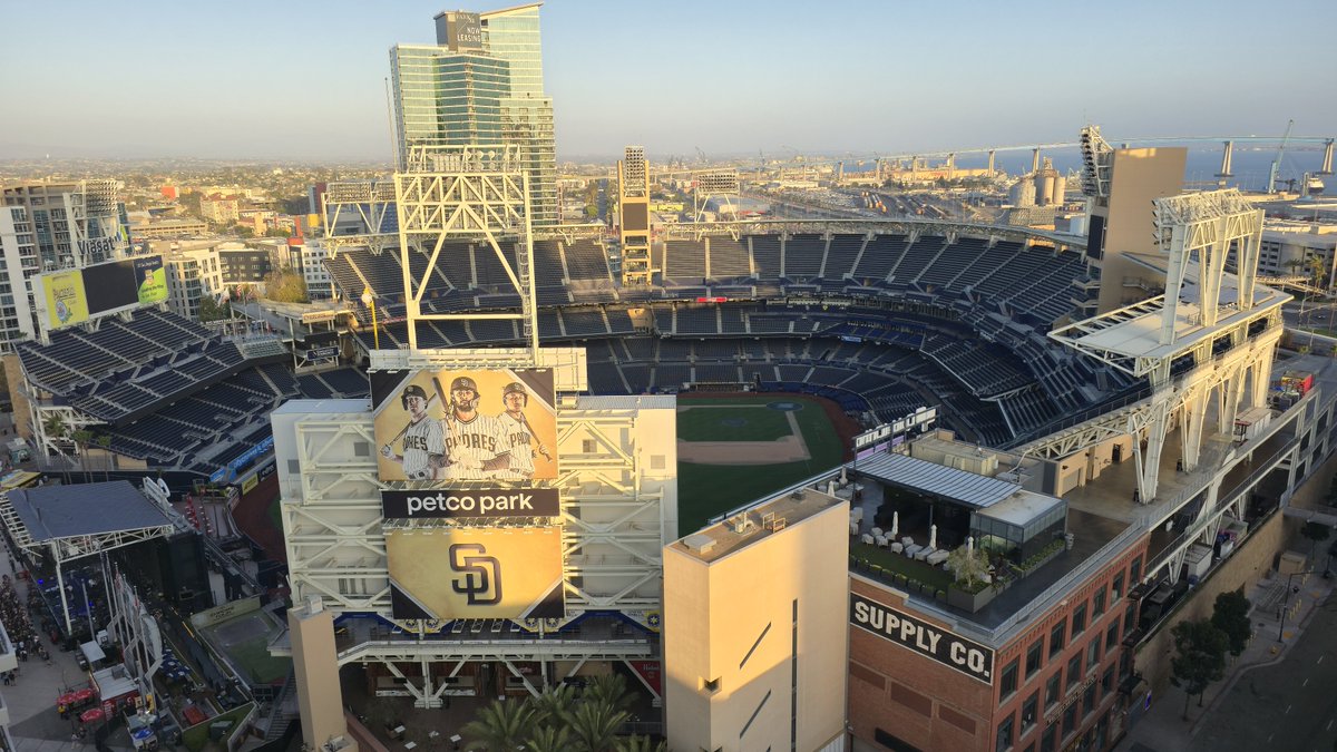 SportsFanInAz's tweet photo. San Diego is my favorite place. 75 degrees and Death Cab For Cutie at Petco https://t.co/vIIhYAAkR6