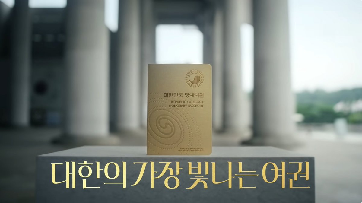 yellowknife000's tweet photo. 착한기업을 넘어선 애국기업 빙그레와 외교부가 발급한 대한의 가장 빛나는 여권.
독립운동 하다 고국의 땅을 밟지 못하고 해외에서 돌아가신 독립운동가 서른분의 여권을 만들어 후손에게 전달.

81년 전에 꾸리셨을 가방들이 수화물 벨트에 도착하고,
독립운동가들의 후손이 고국땅을 밟아 여권을 전달 받으시는 감동적인 모습.
이 여권으로 편안하게 고국으로 모시겠습니다.

빙그레여 영원하라.!!!💙👍

https://t.co/Y4Yv13RwaD