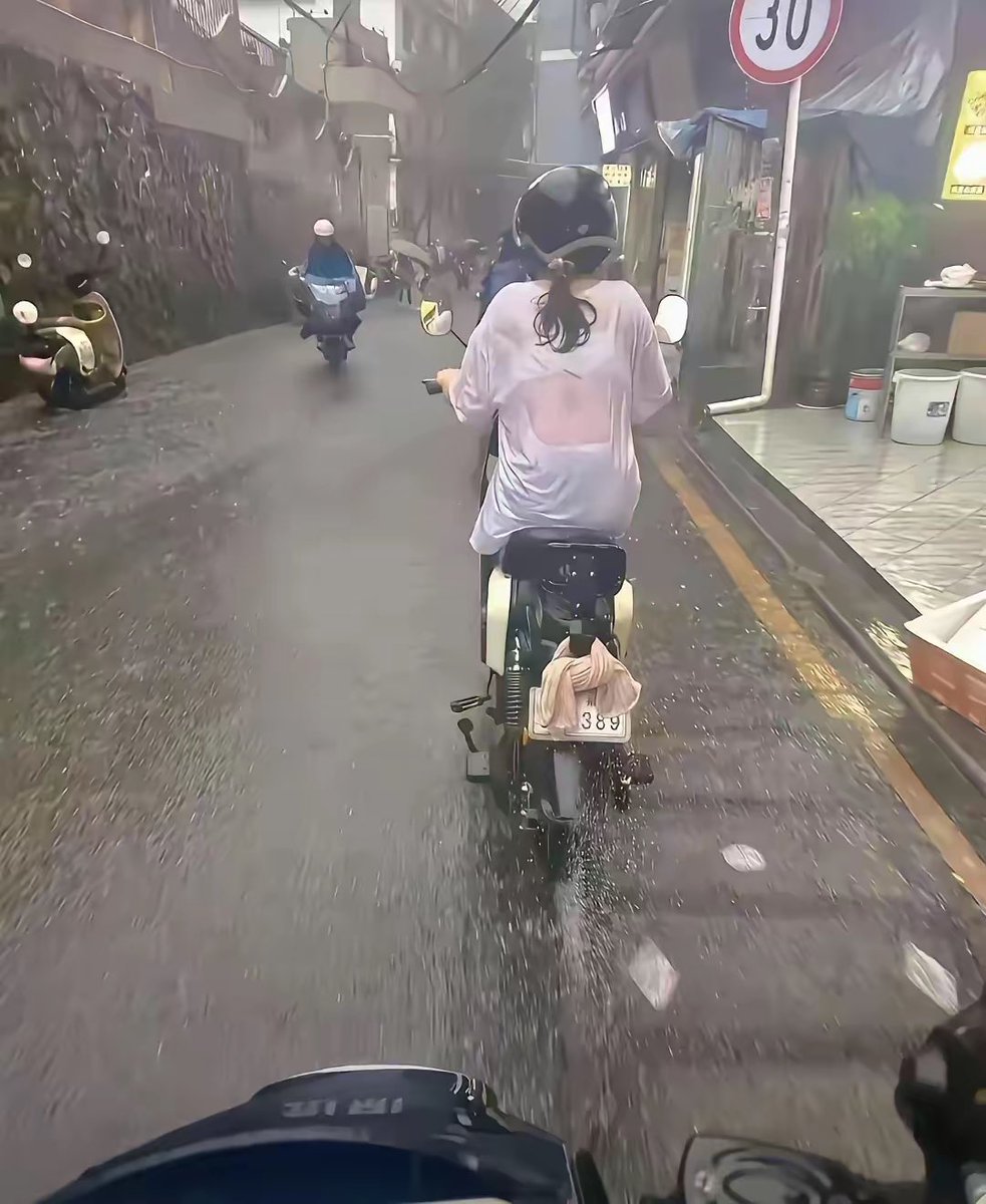 sljhu0's tweet photo. 台风天气，突然间下起了大暴雨！ https://t.co/giWzocu8MP
