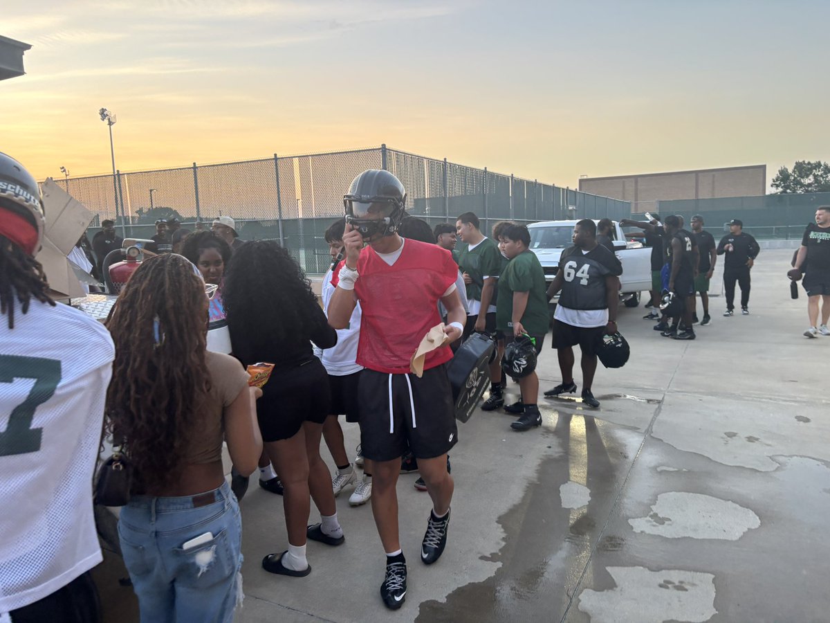 BERKNERFOOTBALL's tweet photo. Great way to end Day 2 of Fall Camp!! Thanks to our dads for hooking it up on the grill!
#ProtectTheBrand #HERD #IOU #BAM https://t.co/6LvXqvAZt6