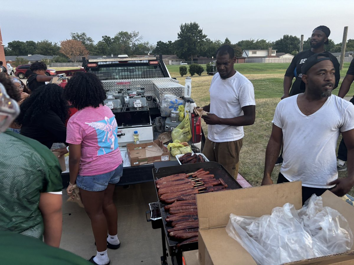 BERKNERFOOTBALL's tweet photo. Great way to end Day 2 of Fall Camp!! Thanks to our dads for hooking it up on the grill!
#ProtectTheBrand #HERD #IOU #BAM https://t.co/6LvXqvAZt6