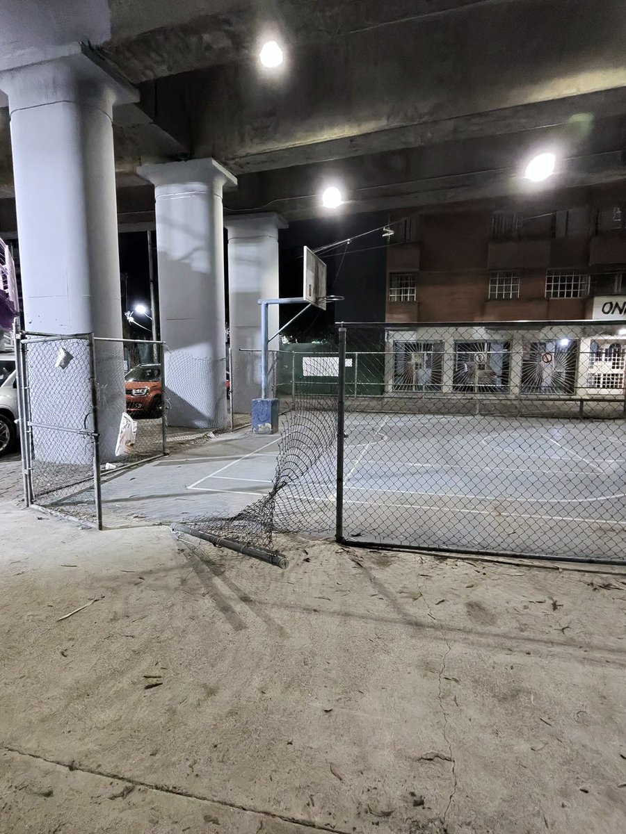 bRiTrOnWwW's tweet photo. @GobCDMX Necesitamos que se repare la puerta de las canchas de básquetbol que dejaron los trabajadores del gobierno rota cuando iban a reconstruir las calles para el Mundial 2026, pero que dejaron abandonada. La ubicación es Tlalpan y Eje 7 A Sur, col Portales Oriente. @SOBSECDMX https://t.co/tES7YzsxPa