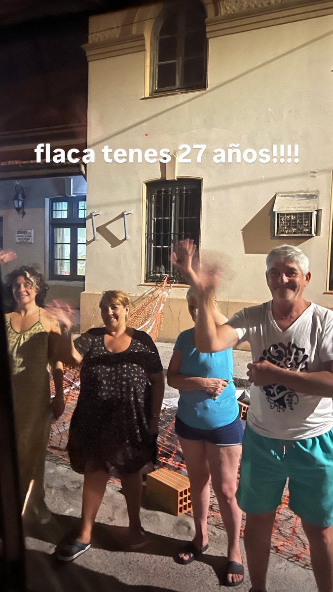 mfloraquino's tweet photo. cuando nos fuimos de viaje con mis amigas a Brasil y nos fueron a despedir nuestros PAPAS jssjdjdjdjdjsjsj https://t.co/zB8qozOX5p
