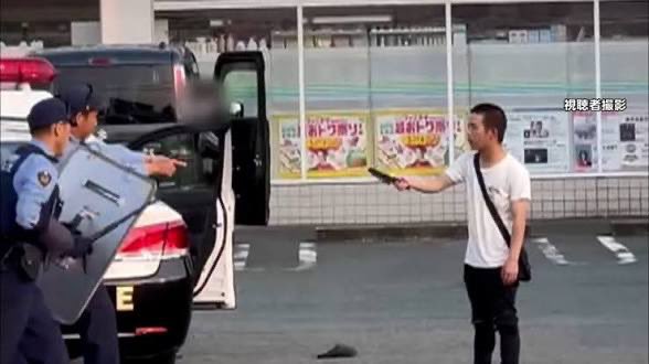 syouyutosyouga's tweet photo. 警官が刃物男に発砲、搬送先で死亡　警告や威嚇射撃応じず　大阪・河内長野市のスーパー前 https://t.co/4lPyOt3PF5 @Sankei_newsより

相手の国籍は未確認…
何にしても
この警察官を擁護せねば
日本は刃物を持った犯罪者の天国に…💢 https://t.co/1ra5MtaCD1