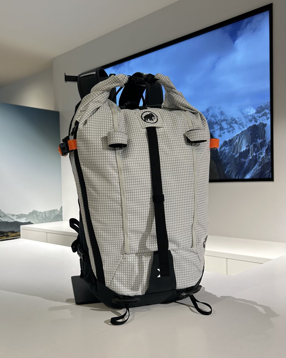 MAMMUT_JAPAN's tweet photo. 【丸の内店】登る人のそばに「Trion 28」
軽さと耐久性を兼ね揃え、荷重をしっかり支えながら快適に背負えるバッグパック。日帰り登山から、山小屋泊、そしてご旅行まで幅広く活躍します。
丸の内店のヒュッテでは、山の計画や装備選びのご相談も大歓迎！
次の登山計画を、一緒に立ててみませんか？ https://t.co/kQOqcdpXDZ