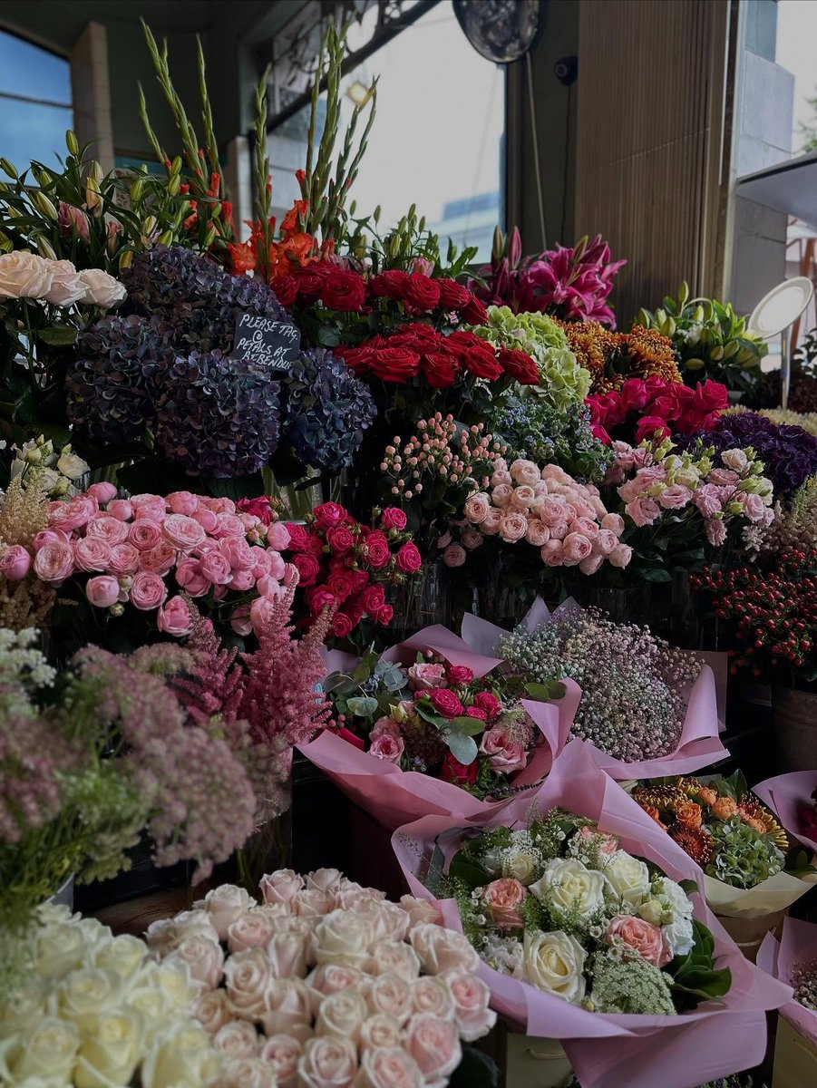 cozyycabin's tweet photo. flower shop https://t.co/pA5QrN1L0A