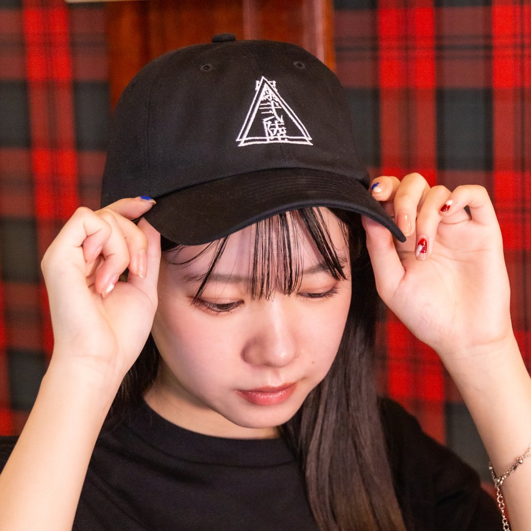 ROCKNROLL_MT's tweet photo. ／
劇場アニメ『#ひゃくえむ。』
新グッズ紹介　③
＼

鰯二ロゴキャップ

🖤🤍  ブラック × ホワイト刺繍
🤍💙  アイボリー × ブルー刺繍
💴 4,950円（税込）

トガシ・仁神・浅草・椎名らが通う「鰯第二高校（通称：鰯二〈イワニ〉）」の陸上部ロゴを刺繍であしらったキャップが登場✨ https://t.co/pVB2IMwTcQ