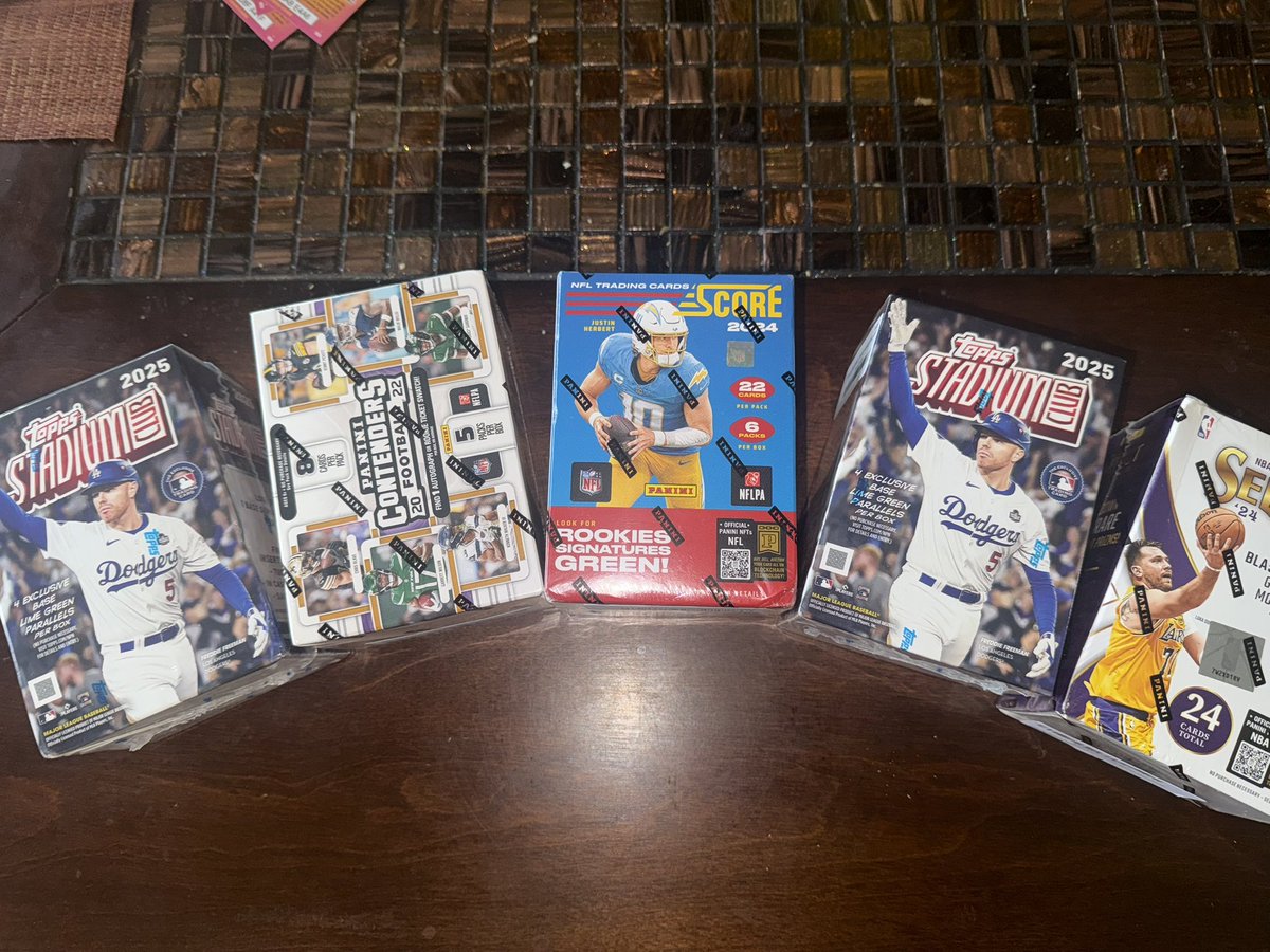 PackRipperHobby's tweet photo. Ripping some blasters. Around $50 a box on Amazon

Hits below ⬇️ #Cards #Topps #Panini https://t.co/Icyv4BK2Yb