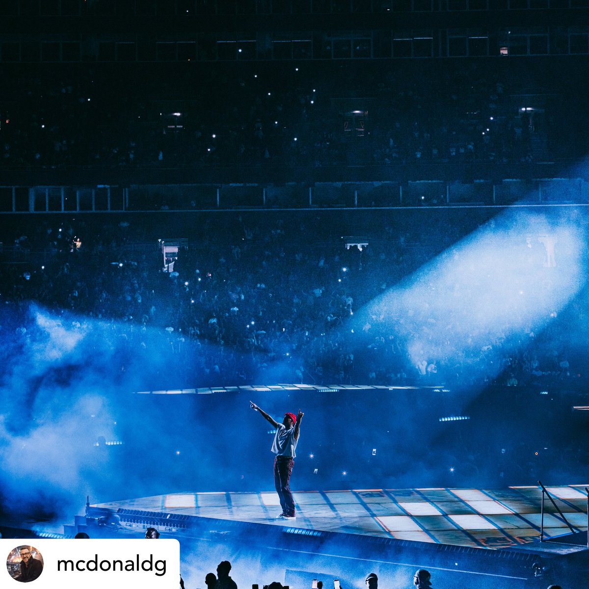 Msparker_221's tweet photo. @pitchfork Work in concerts long enough &amp; insane moments start to feel ordinary. Another note.
Another render. Another rehearsal. Then you look up &amp; see two icons on stage and realize you get to be a part of something special...
A glimpse of the army that made @therandbtour happen: https://t.co/WQ6bKVK4mT