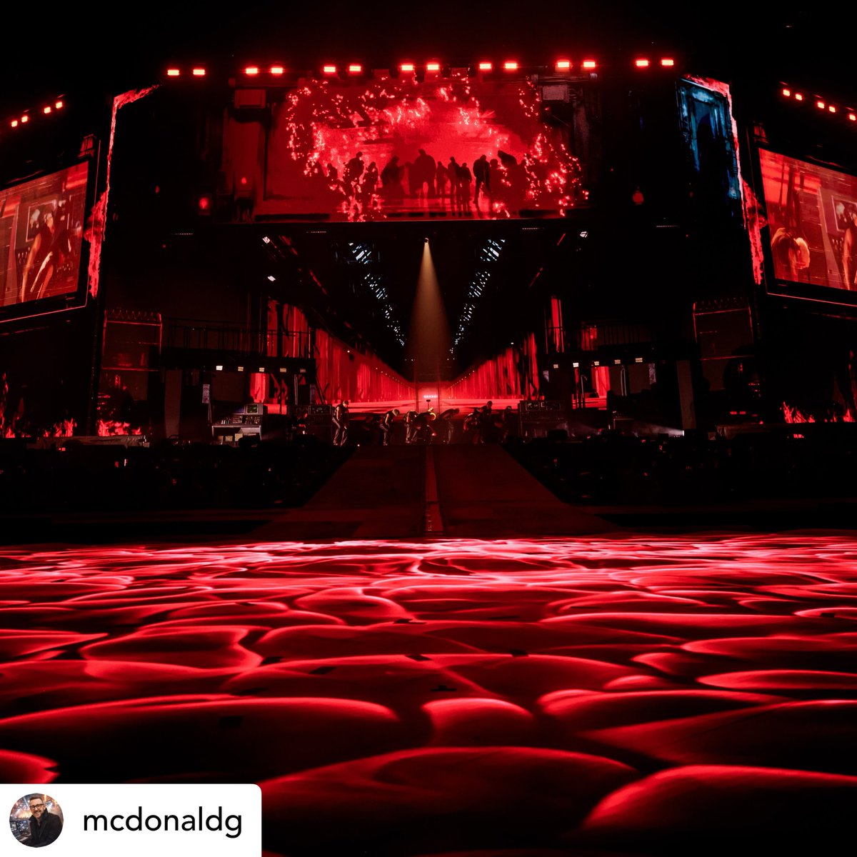 Msparker_221's tweet photo. @pitchfork Work in concerts long enough &amp; insane moments start to feel ordinary. Another note.
Another render. Another rehearsal. Then you look up &amp; see two icons on stage and realize you get to be a part of something special...
A glimpse of the army that made @therandbtour happen: https://t.co/WQ6bKVK4mT