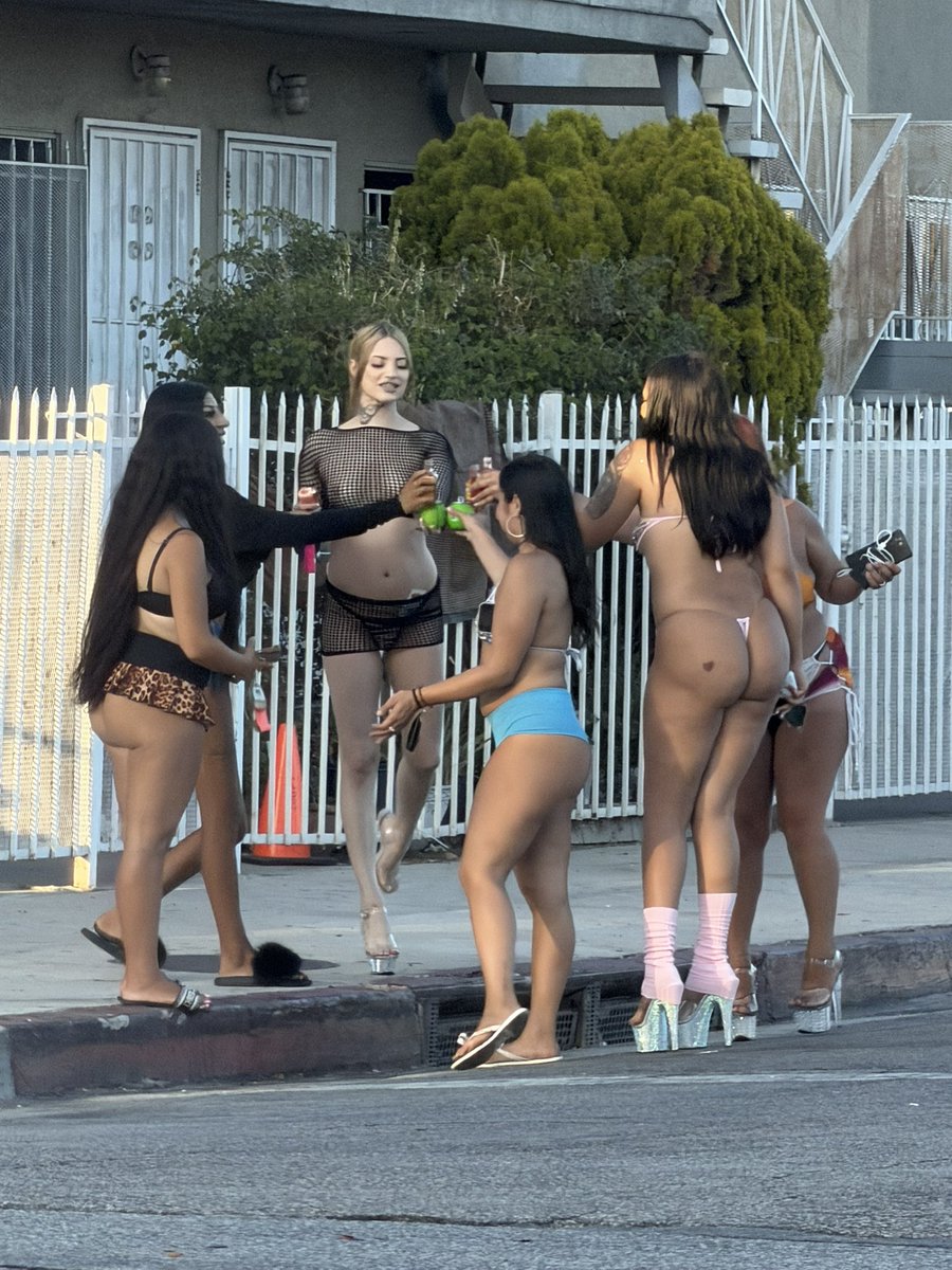 Lizardhunter13's tweet photo. Good times on Figueroa street https://t.co/8Da9SzYBed