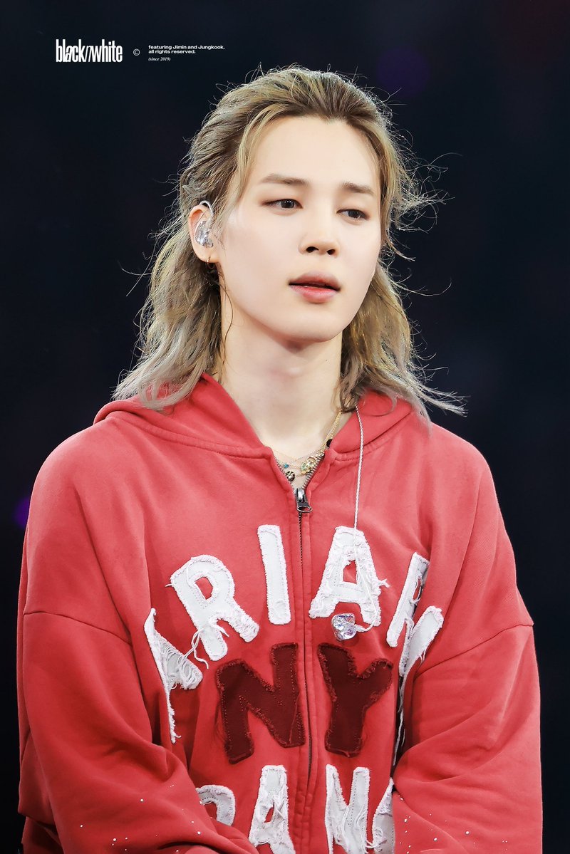 JiminLatinoFB's tweet photo. 👑 Un pequeño dato para los fans de Jimin en Twitter:

El nombre de Jimin está silenciado, su hashstag también, por ende es imposible ponerlo en tendencias y la gente que saca gráficos de menciones 😅🤣 ni siquiera podemos constatar esa información.

La razón por la que está silenciado desde 2018 es que el número de menciones era/es tan enorme que el algoritmo de Twitter lo toma como la palabra “amor”. Esto quiere decir que nadie puede ver sus tendencias reales.
