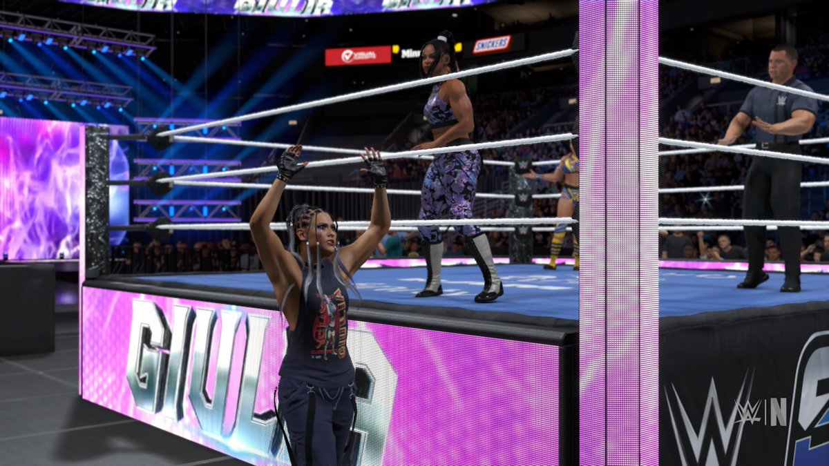 Hazzarealgraps's tweet photo. Hold on now Bianca Belair has got some company to watch her one on one match😳 #Smackdown https://t.co/XaQd3kCFjE