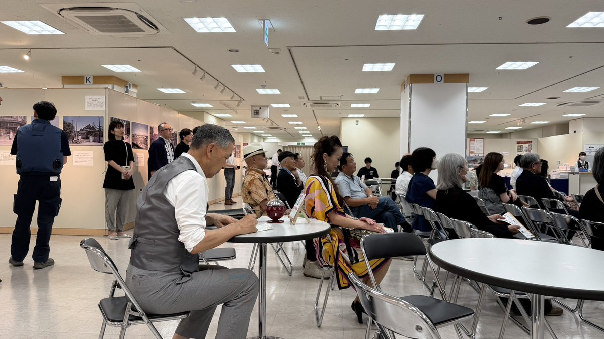 crosbyjazz's tweet photo. 写真と七夕がつなぐ、昭和の仙台 ー仙台タイムマシンー｜藤崎-FUJISAKI- 仙台・百貨店
トークイベントが始まりました！
会場にはエビアン珈琲店さんが開店
美味しい珈琲を飲みながら拝聴
昔ながらの喫茶店には占いのガチャガチャがありました！ https://t.co/rdnk3prOiB