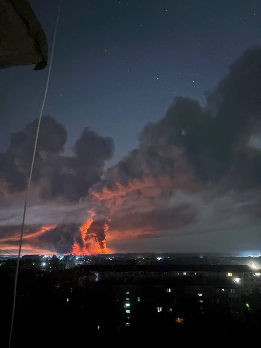 AMK_Mapping_'s tweet photo. Russian ballistic missile attack on Kyiv.

At least 20 Iskander-M/S-400 ballistic missiles, 5 Zircon hypersonic cruise missiles, and 2 Kn-23 ballistic missiles were launched from Bryansk, Kursk, Voronezh, and Rostov Oblasts.

Every single missile impacted. Not a single Patriot interceptor missile was launched, as Kyiv has now completely run out. The last single interceptor was launched during the attack on July 31. 

Several massive fires broke out in Kyiv and Brovary. Targets hit include a Nova Poshta warehouse, logistics warehouses, military factories, and an Epicentr Shopping Centre.