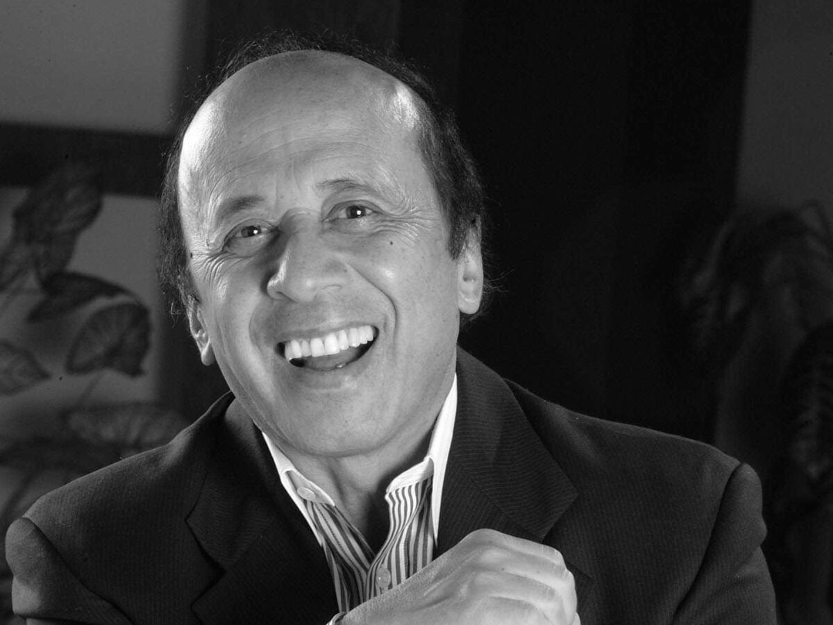 CeDemocratico's tweet photo. El Centro Democrático lamenta el fallecimiento de Alfonso Lizarazo, referente de la televisión colombiana y uno de los grandes constructores del entretenimiento nacional.

Su talento, carisma y visión dieron vida a espacios, como Sábados Felices que marcaron generaciones de colombianos y abrieron oportunidades para innumerables artistas llevando la alegría a millones de hogares.

Expresamos nuestras más sinceras condolencias a su familia, amigos, colegas y a todos quienes compartieron con él el legado de una vida dedicada a la televisión.