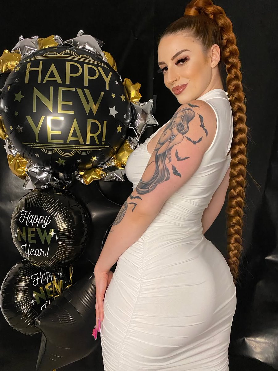 redheademsst5xs's tweet photo. Last post of 2025! Happy new year! wishing everyone a great 2026 🎆 https://t.co/KCkh31axoo