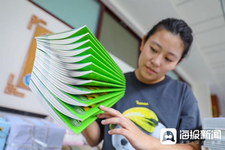LiHuo44390's tweet photo. 《接收新教材 迎接新学期》山东省青岛东川路小学的老师整理、清点接收的新教材，为即将到来的新学期做好准备。 https://t.co/8niKYUiDnc