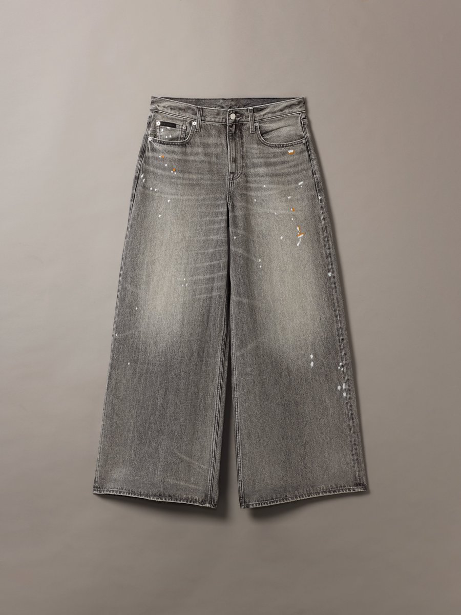 CalvinKlein__JP's tweet photo. 8/7(金)、カルバン・クライン原宿限定カプセル発売。

カルバン・クラインを象徴するデニムアイテムには、日本製デニムを使用。

ジーンズとトラッカージャケットは、各スタイル100点限定。一着一着に、1から100までのシリアルナンバーを刻印した特別なコレクション。

▼詳細はこちら
https://t.co/NQu3j5mIFG