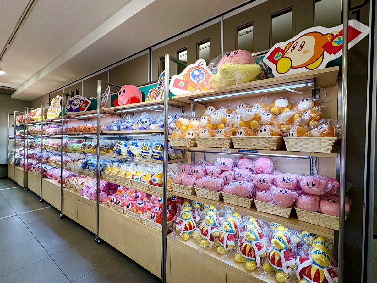 kirby_goodslove's tweet photo. デデデデパート簡単レポ

⭐️整理券はオリジナルグッズについてのみ
⭐️一般販売グッズはフリーで買える
⭐️ププトレ、カービィカフェグッズ一部あり
⭐️カービィ絵本試し読みコーナーあり
⭐️三越伊勢丹アプリは会員登録まで済ませておくとスムーズ
⭐️ショッパーは使わずに三越の紙袋で持ち帰り可能 https://t.co/c0AiIJhCjW